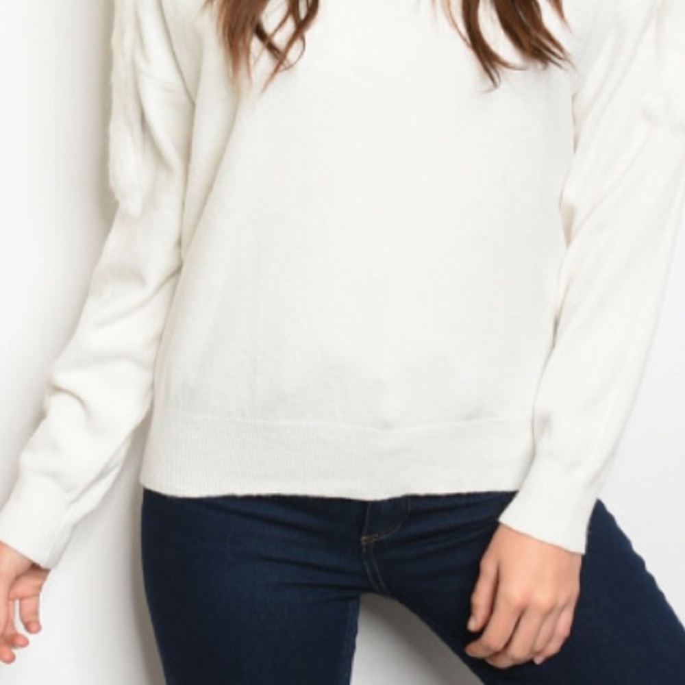 🆕 White Fur Trim Sweater - Picture 3 of 5
